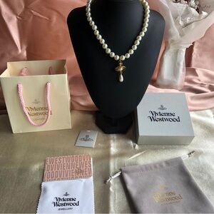 Brand new Vivienne.Westwood  Pearl necklace in gold